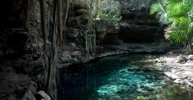 imágenes de corrientes de agua (grutas, cenotes, manantiales).